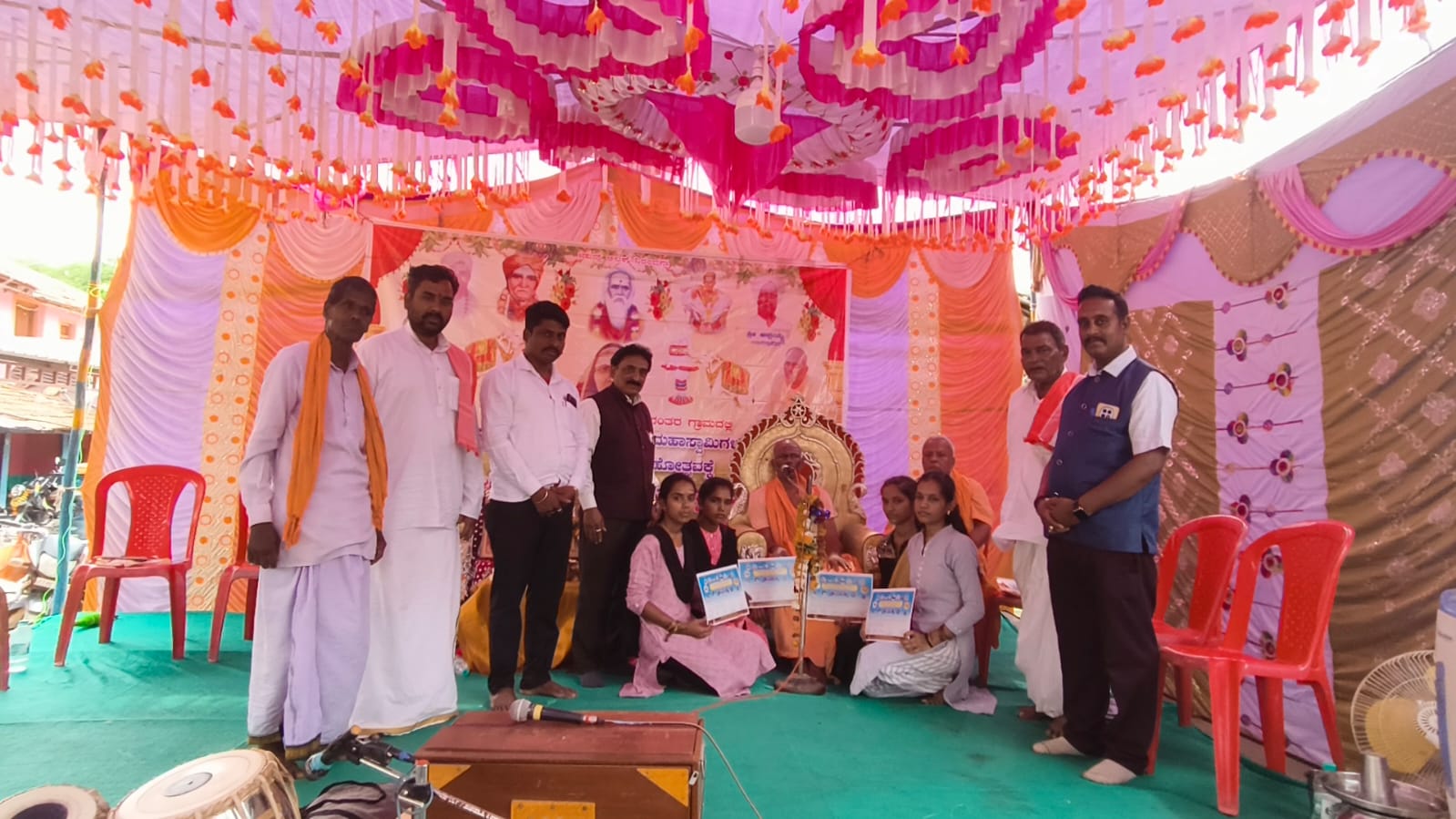 ಶ್ರೀ ಮಠದಿಂದ ಎಸ್ ಎಸ್ ಎಲ್ ಸಿ ಹಾಗೂ ಪಿಯುಸಿ ಪರೀಕ್ಷೆಯಲ್ಲಿ ಉತ್ತಮ ಅಂಕ ಪಡೆದ ವಿದ್ಯಾರ್ಥಿಗಳನ್ನೂ ಸತ್ಕರಿಸಲಾಯಿತು,